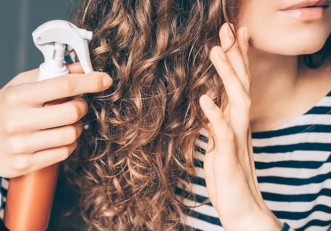 L'accumulation de produits coiffants et d'huile sur le cuir chevelu peut irriter le cuir chevelu.