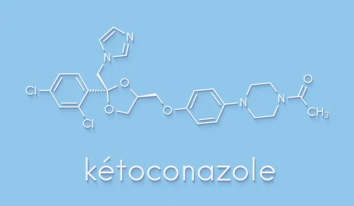 Le kétoconazole est un anti-infectant qui inhibe la croissance du Malassezia furfur.