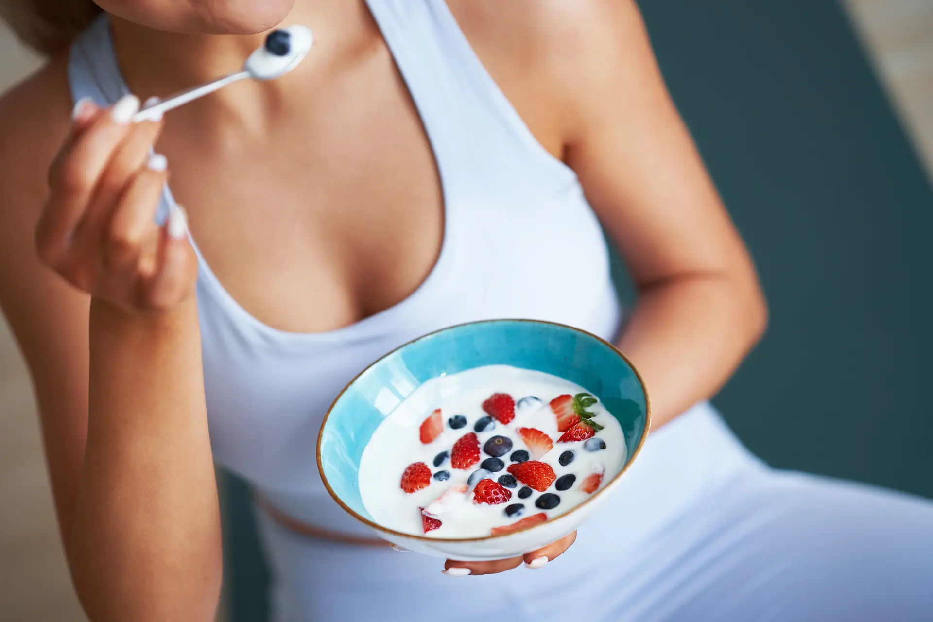Griekse yoghurt met noten en fruit als gezonde energierijke voeding