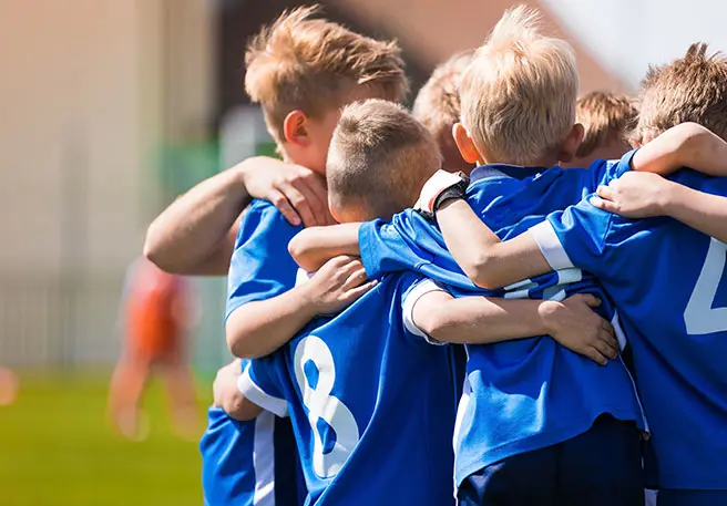 Les poux se propagent par contact étroit entre les têtes.