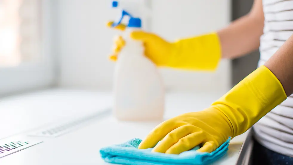 Un conseil pour éviter l'eczéma est de porter des gants lorsque vous êtes longtemps dans l'eau.