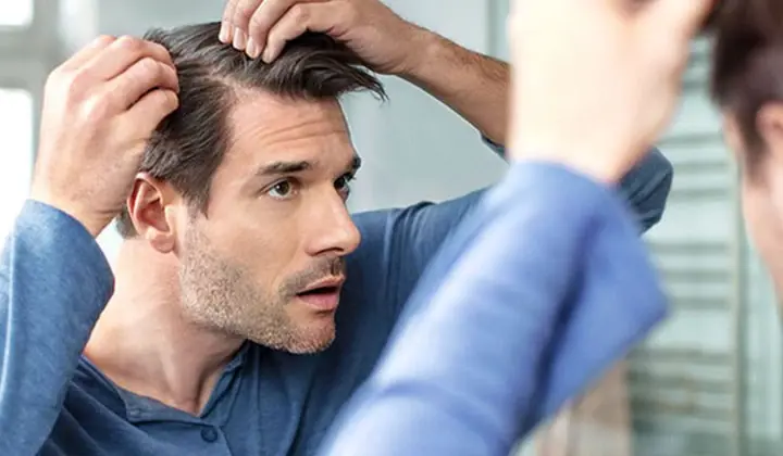 Le kétoconazole, en tant que principe actif dans un shampoing, aide à contrôler les pellicules.