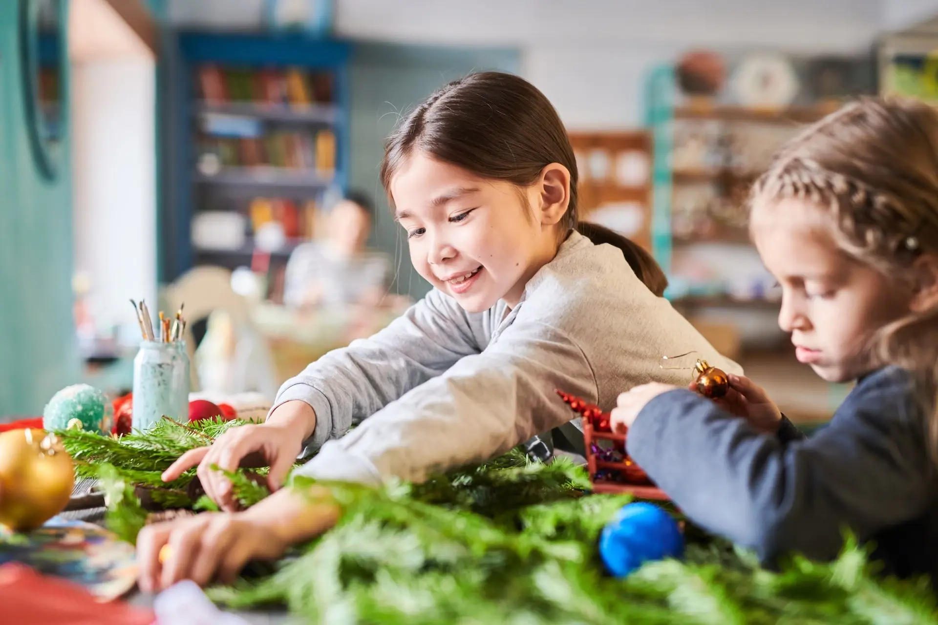 Enfant de 3 ans mangeant un repas sain enrichi en vitamines