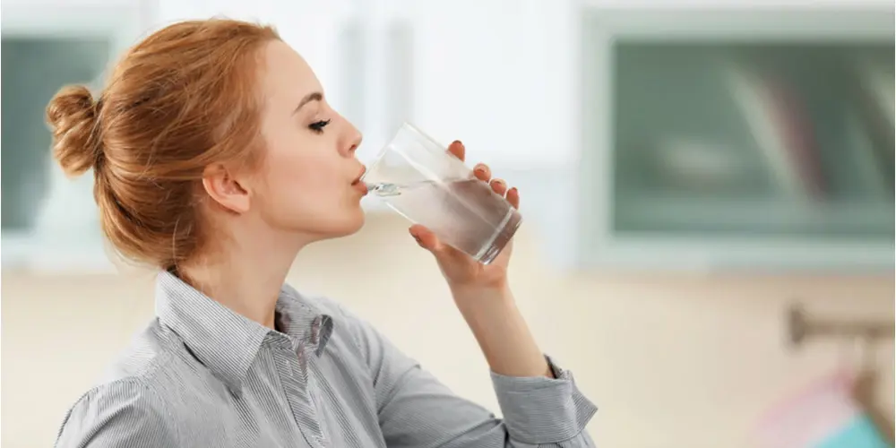 Genoeg water drinken is dus de boodschap als je met spierkrampen te maken krijgt.