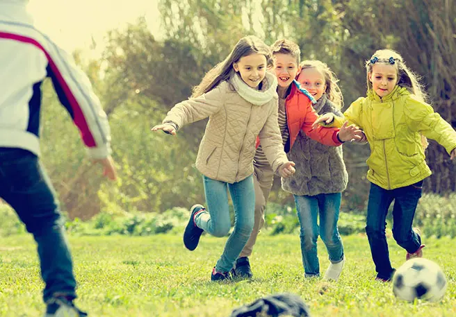 Les poux ne peuvent pas sauter ou voler entre les têtes.