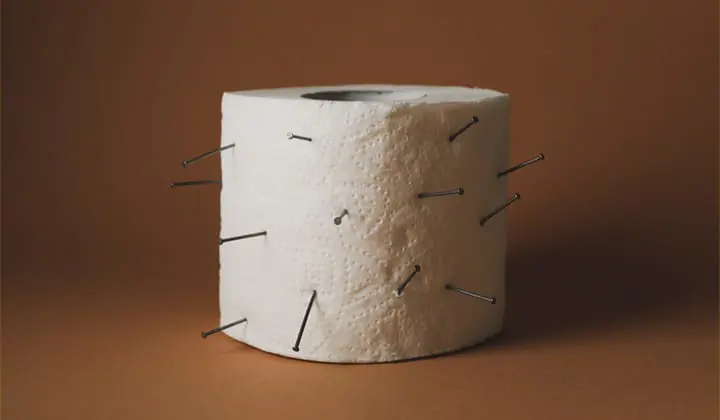 Aambeien gaan gepaard met symptomen zoals jeuk, zwellingen aan de anus, licht bloedverlies of vochtverlies, een drukkend gevoel en anale pijn wanneer je zit, wandelt of naar het toilet gaat