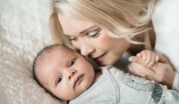 Par une naissance naturelle et par le lait maternel, le bébé reçoit ses premières bactéries. Ce sont ces premières bactéries qui déterminent la flore intestinale du bébé pour le reste de sa vie.