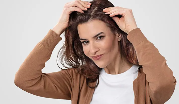 Les pellicules touchent 50 % de la population et sont plus fréquentes chez les hommes que chez les femmes.