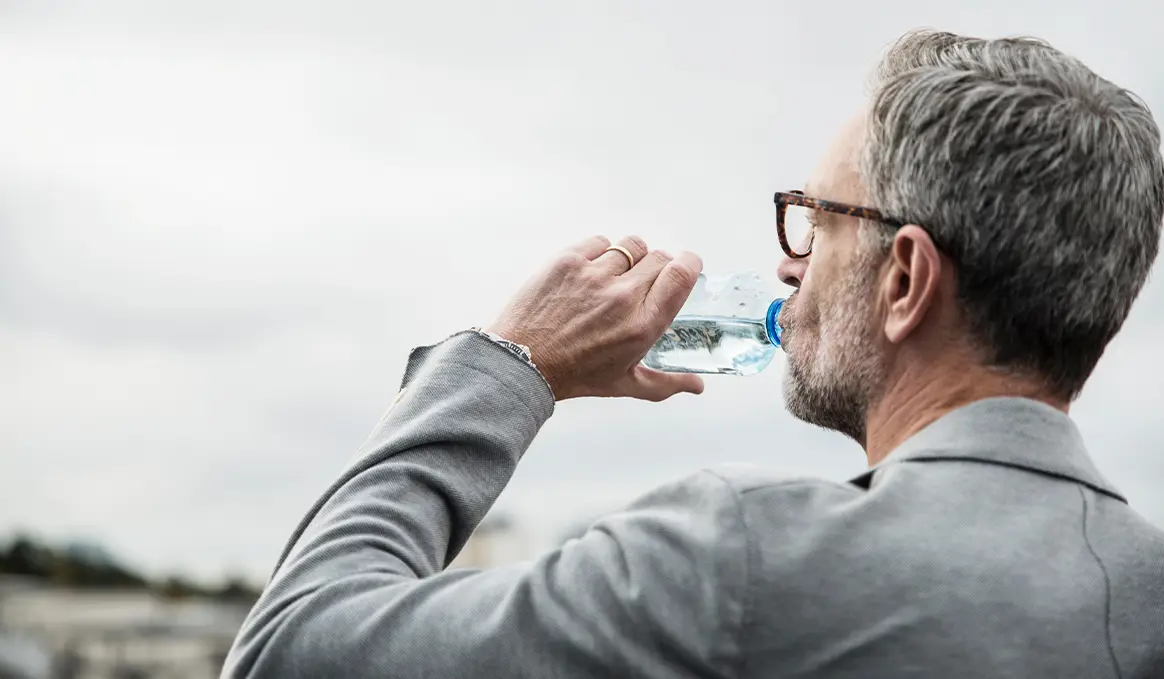  Veel water drinken wanneer je diarree hebt, is erg belangrijk om uitdroging te voorkomen.