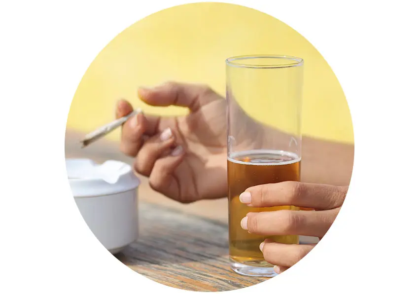 Fumer et boire régulièrement trop d'alcool peut perturber l'équilibre de la flore intestinale.