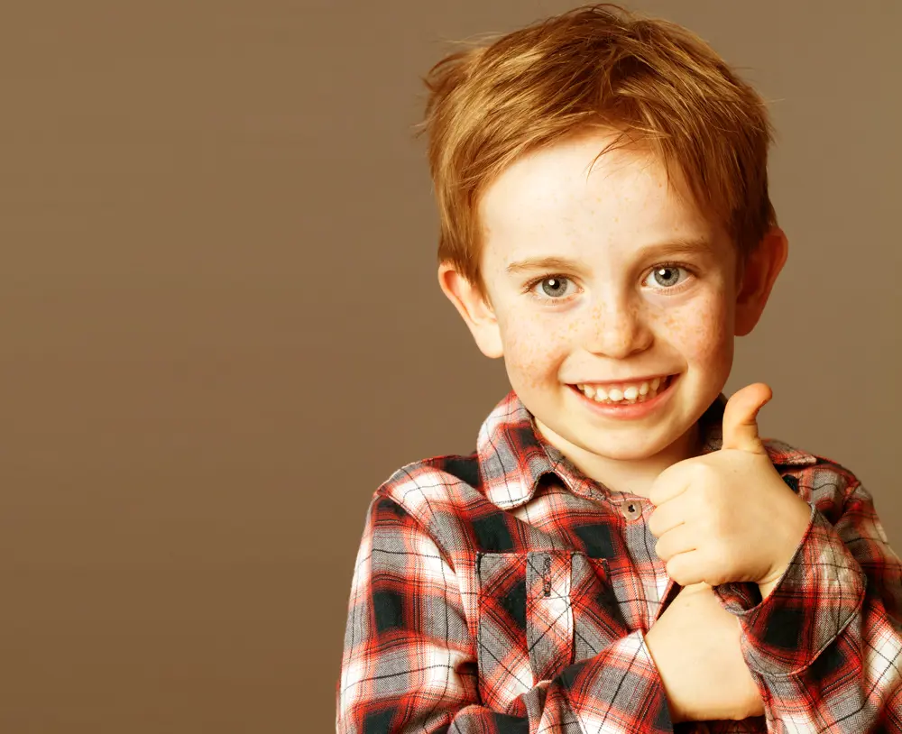 Vérifiez soigneusement les cheveux de votre enfant pour reconnaître les poux.