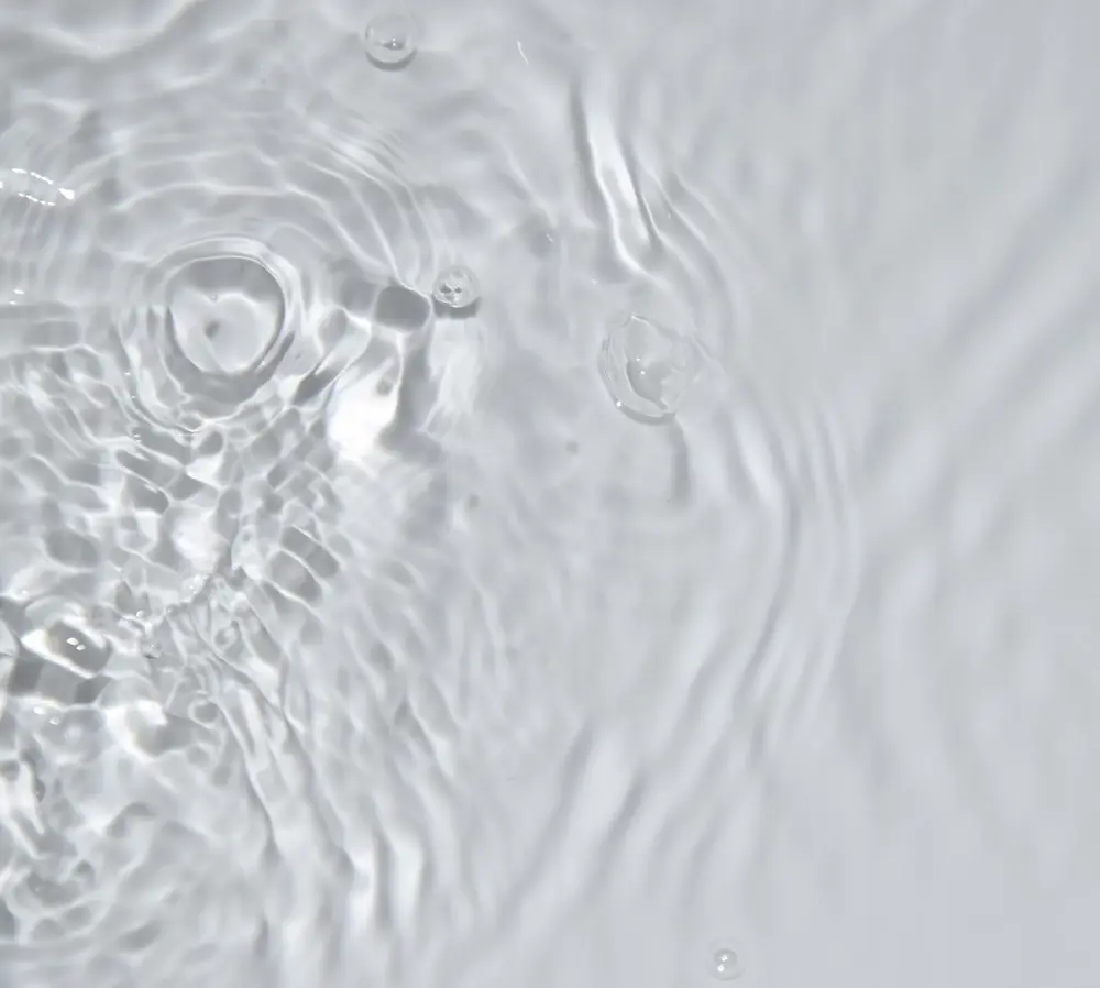 Lorsque les poux entrent en contact avec l'eau, ils s'accrochent aux cheveux.