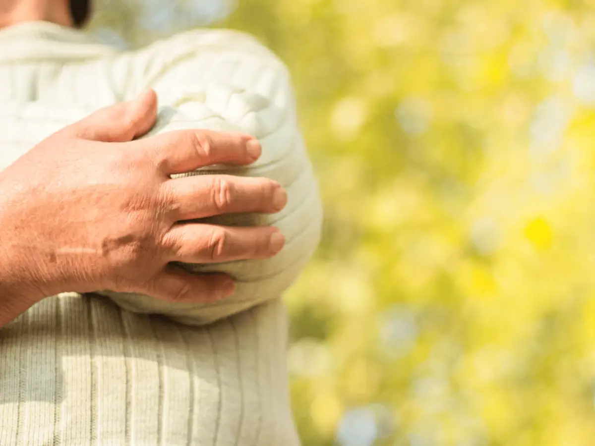 Gewrichtspijn ontstaat vaak door de hoeveelheid kraakbeen die afneemt of dunner wordt wanneer je ouder wordt.