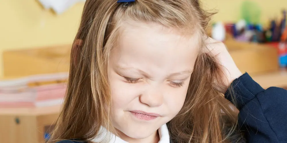 Vérifiez chaque enfant en cas de poux à l'école