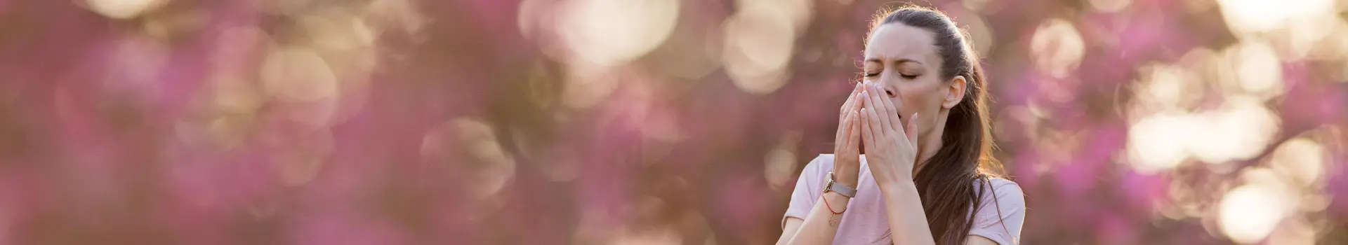 Met pollenallergie of hooikoorts heb je symptomen als niesbuien, kriebelhoest, loopneus, verstopte neus, vermoeidheid en tranende ogen tijdens het pollenseizoen