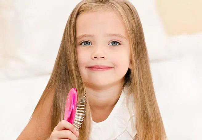 Pour prévenir les poux, il peut être utile de mettre de longs cheveux dans une queue ou une tresse.