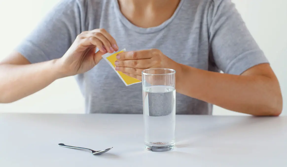  ORS neem je meestal in door een zakje poeder in water op te lossen.