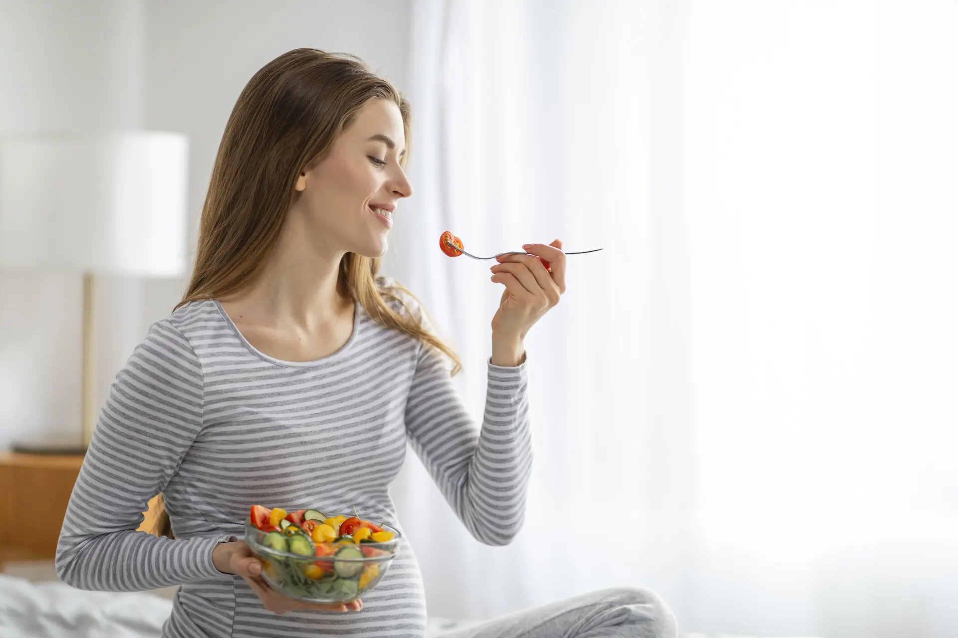 Verre d'eau avec Omnivit Active pour davantage d'énergie et de vitalité