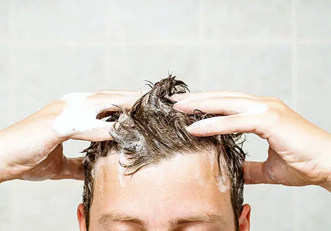 Demandez conseil à votre pharmacien pour savoir quels shampooings antipelliculaires utiliser.