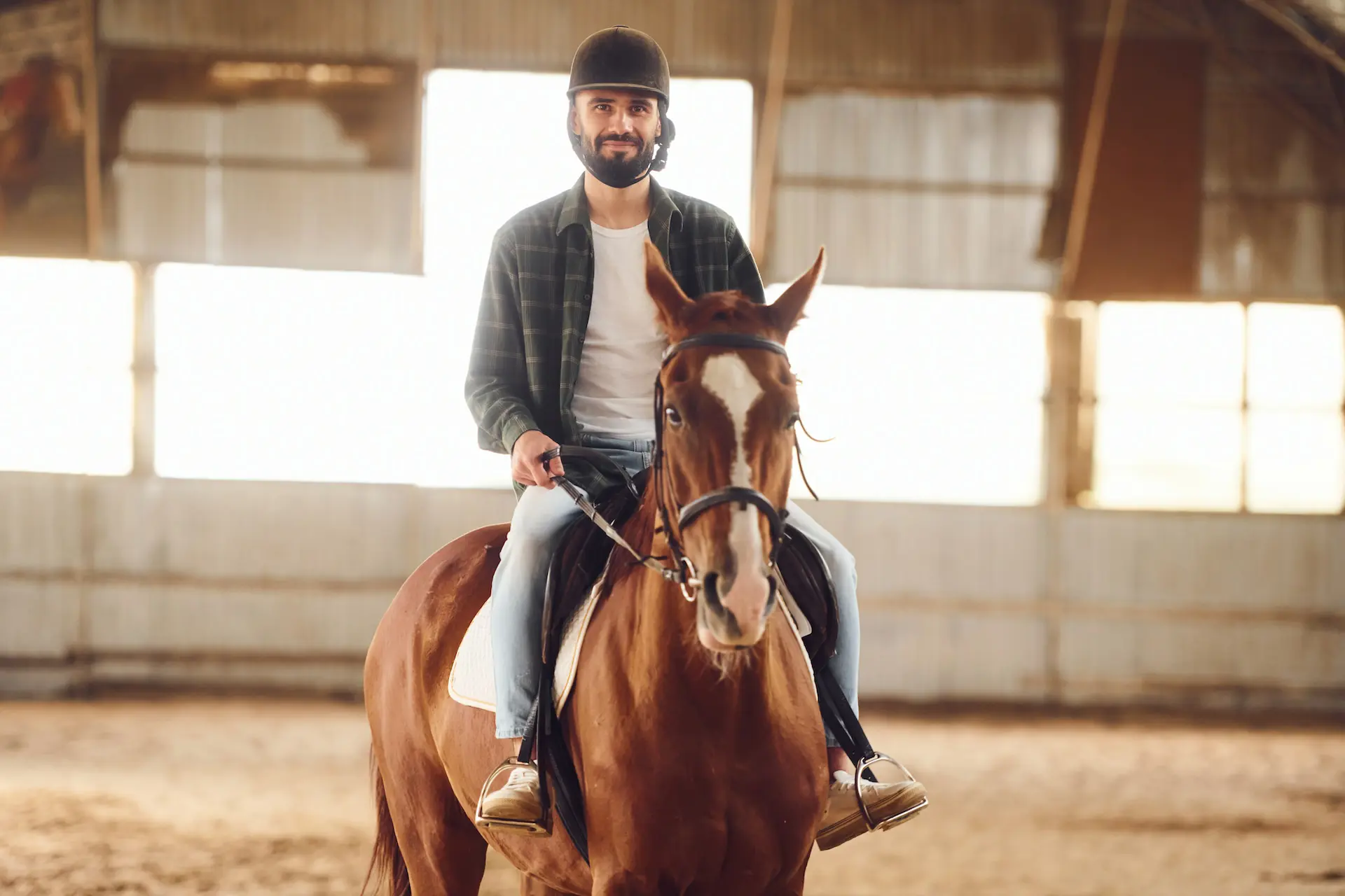 Un homme se sent en meilleure forme après avoir pris les meilleures vitamines contre la fatigue