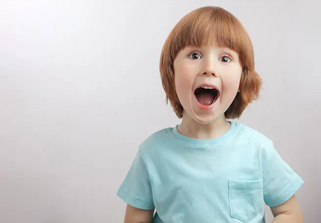 Lors d’une alerte de poux à l’école, il faut aussi vérifier s’il y a des poux, même si votre enfant n’a pas de démangeaisons.