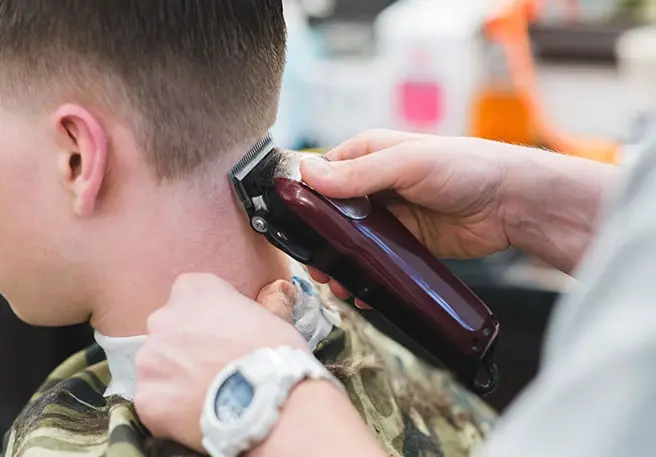 Het is niet omdat je kort geknipt of gekleurd haar hebt, dat je minder kans hebt om luizen te krijgen.