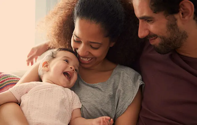 De Hoge Gezondheidsraad beveelt aan om kinderen van 0 tot 6 jaar het hele jaar 400 I.E. vitamine D toe te dienen.