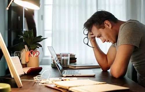 Ceux qui souffrent de pellicules peuvent ressentir beaucoup de stress et de honte à cause de cela.