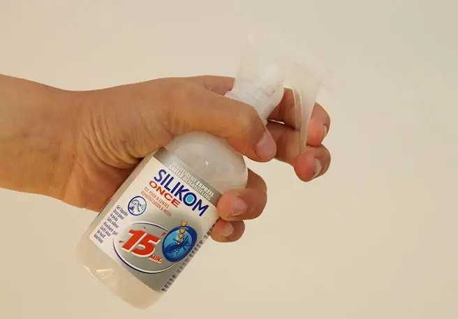 Utilisez un produit efficace contre le poux pour lutter contre poux, tel que le Silikom Once Spray.